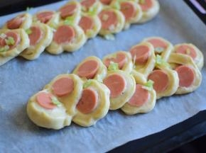 放烤箱，二次发酵20分钟，取出来，刷蛋液，撒少许葱花