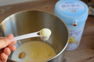 面团中的食材，除了黄油，其它食材都放入厨师机的内桶中