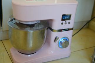 启动1档揉面10分钟，加入室温软化的黄油，继续2档和3档各揉面10分钟，揉出手套膜