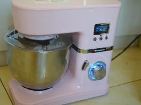 启动1档揉面10分钟，加入室温软化的黄油，继续2档和3档各揉面10分钟，揉出手套膜