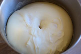 盖上保鲜膜，发酵到原面团的二倍大，用手指戳进面团中，不回缩，就说明发面的程度刚刚好