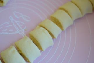 然后再分成8份，再把另一个面团按照这个方法，分成8份