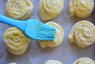 摆在烤盘中，放在烤箱中二次发酵20分钟，取出来刷蛋液