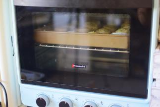 再放烤箱中，180度20分钟，如果颜色太深，可以中途加盖锡纸，烤完取出来，放在烤网上，晾凉后就可以吃啦！