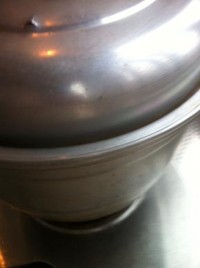 上蒸锅蒸1小时，取出晾凉撒5克普罗旺斯烤肉料备用，剩下的腌料用料理机打成泥加海鲜酱生抽熬成酱汁备用。