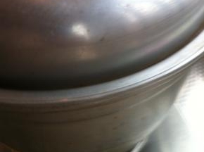 上蒸锅蒸1小时，取出晾凉撒5克普罗旺斯烤肉料备用，剩下的腌料用料理机打成泥加海鲜酱生抽熬成酱汁备用。