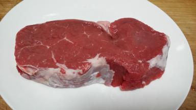 牛肉洗净片厚片里(2厘米)备用。