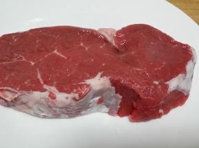 牛肉洗净片厚片里(2厘米)备用。