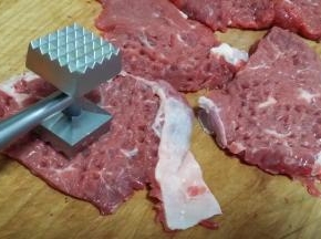 用松肉锤松筋备用。