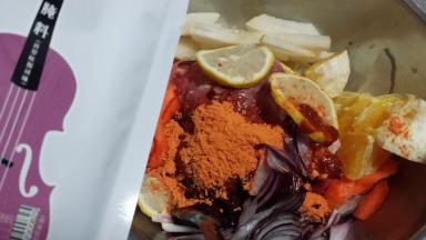 橙子肉切丁、洋葱切丝、西芹切粒、柠檬切片与牛肉放一干净盆里加普罗旺斯烤肉料10克蚝油10克腌2小时入味，