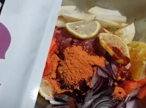 橙子肉切丁、洋葱切丝、西芹切粒、柠檬切片与牛肉放一干净盆里加普罗旺斯烤肉料10克蚝油10克腌2小时入味，