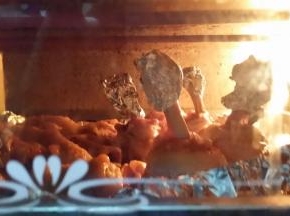 牛肉入烤箱上下火200度烤10取出与酱汁一起食用。