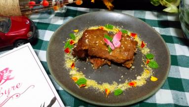 牛肉入口即化，有淡淡的香草味道，回味牛肉微微葡萄酒和果蔬的香甜，汁水丰盈，并带有独特的烤香，唇齿之间富有弹性的油脂自然绽开，滋味美妙！