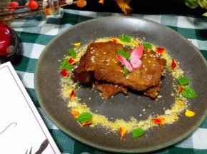 牛肉入口即化，有淡淡的香草味道，回味牛肉微微葡萄酒和果蔬的香甜，汁水丰盈，并带有独特的烤香，唇齿之间富有弹性的油脂自然绽开，滋味美妙！