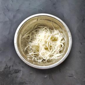 萝卜擦丝，加少许的盐抓匀腌出它的汁水，再把豆腐放入锅中蒸15分钟，然后再把它压成泥备用