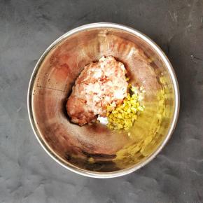 猪肉，姜切末放入碗中