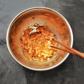 用筷子顺时针将它搅拌上劲