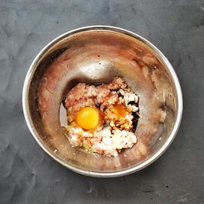 加入鸡蛋，盐，酱油，胡椒粉，鲜鸡汁