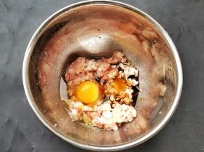 加入鸡蛋，盐，酱油，胡椒粉，鲜鸡汁