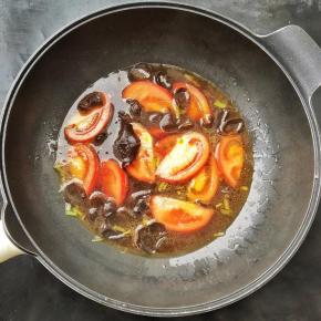 锅里留底油，下葱花煸香，然后加入适量的开水，接着加入洗净的木耳和西红柿片微，加入鲜鸡汁，盐，胡椒粉，酱油调味。