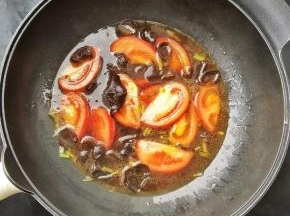 锅里留底油，下葱花煸香，然后加入适量的开水，接着加入洗净的木耳和西红柿片微，加入鲜鸡汁，盐，胡椒粉，酱油调味。