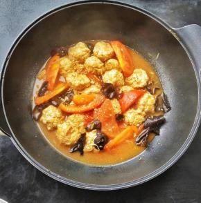 将蒸好定型的丸子下到汤锅中煮熟，装盘，在上面撒上葱花装饰即可