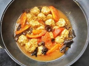 将蒸好定型的丸子下到汤锅中煮熟，装盘，在上面撒上葱花装饰即可