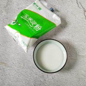 我们先调一个水淀粉，一勺的玉米淀粉，三勺的清水拌匀备用