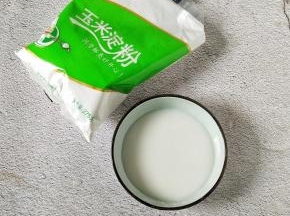 我们先调一个水淀粉，一勺的玉米淀粉，三勺的清水拌匀备用