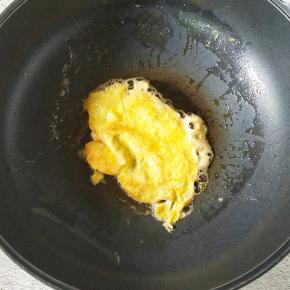 把蛋清和蛋黄分开，把锅烧热，加少许的油，把蛋黄煎至成形。