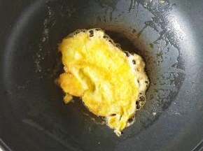 把蛋清和蛋黄分开，把锅烧热，加少许的油，把蛋黄煎至成形。