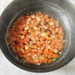 锅里留底油，下葱白小火煸香，接着加入一碗的清水，下西红柿丁烧开