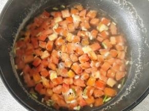 锅里留底油，下葱白小火煸香，接着加入一碗的清水，下西红柿丁烧开