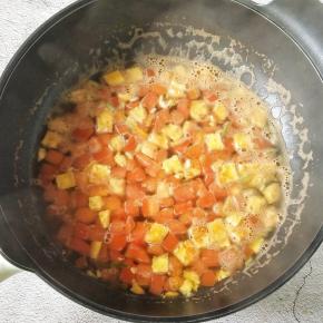 加盐胡椒粉调味，在把蛋清倒入，边倒边用锅仔推动形成蛋花