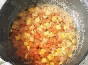 加盐胡椒粉调味，在把蛋清倒入，边倒边用锅仔推动形成蛋花