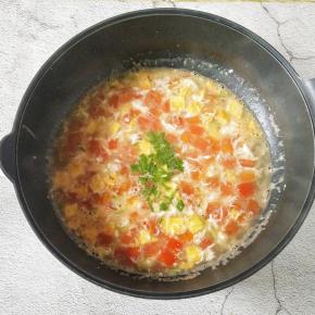 出锅前加入葱叶即可。红黄白绿颜色美丽，营养美味。