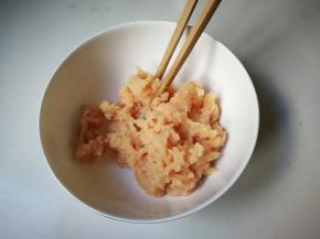 鸡脯肉打成肉糜放入大碗中