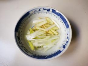 葱姜丝放入碗中，放50毫升清水浸泡十分钟
