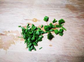 小葱洗净切成葱花