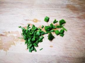 小葱洗净切成葱花