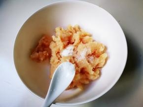放入少许鸡精