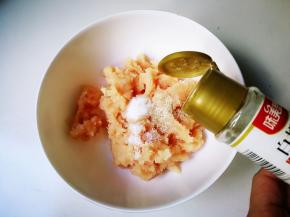 放入少许白胡椒粉