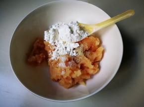 放入四勺玉米淀粉