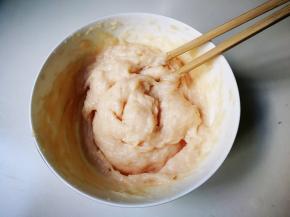 放入适量葱姜水，顺时针搅拌成至有粘性的肉糊，静置一小时