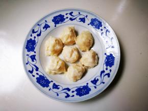 用勺子一个一个的挖出肉糊放入盘中