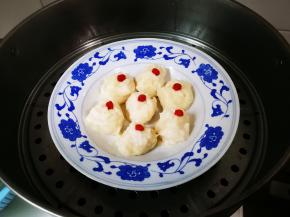 蒸锅水开放入肉糜蒸八分钟焖三分钟