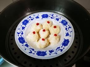 蒸锅水开放入肉糜蒸八分钟焖三分钟
