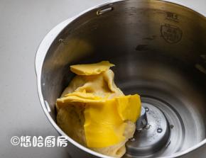 把除黄油外的材料，全部放入搅拌缸中，搅打几分钟后放入软化后的黄油，继续搅打。