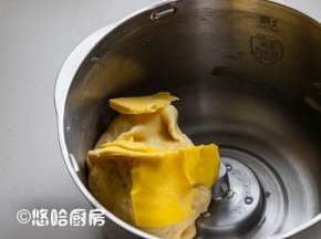 把除黄油外的材料，全部放入搅拌缸中，搅打几分钟后放入软化后的黄油，继续搅打。