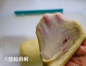 一直搅打至面团能拉出薄膜为止，这款面团的水分不多，面团比较硬。